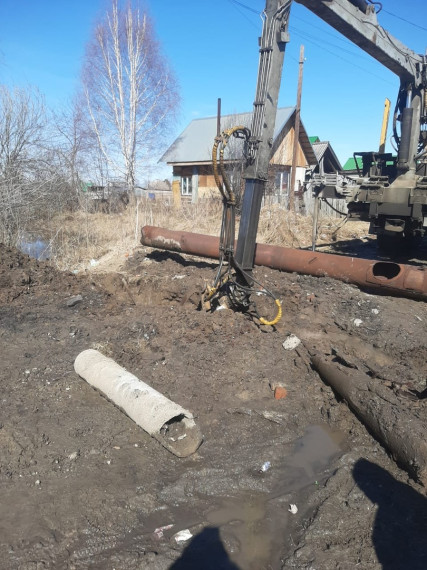 Укладываются трубы.. Укладываются трубы..